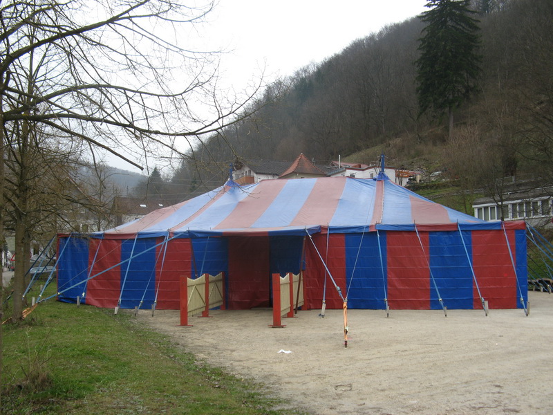 Zirkuszelt groß